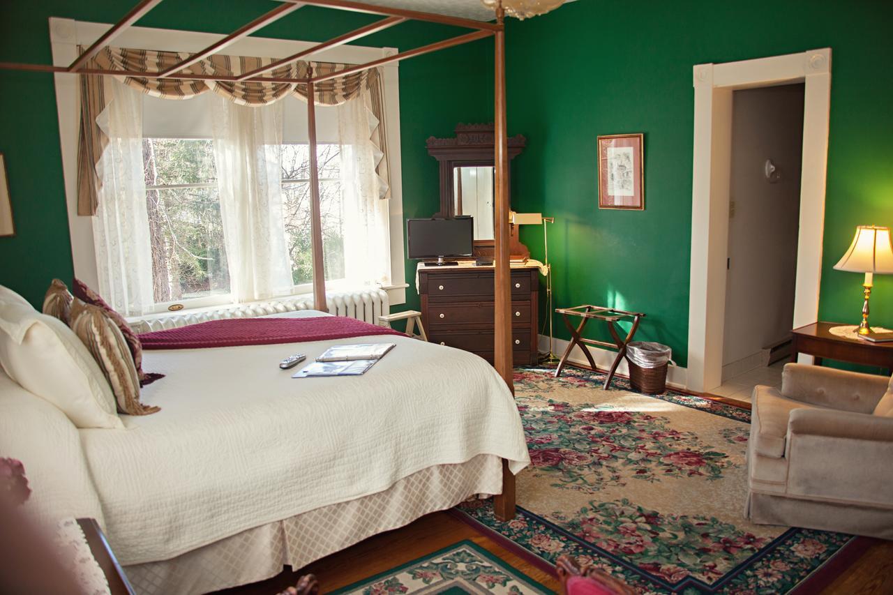 The Carriage Inn Bed And Breakfast Charles Town Ngoại thất bức ảnh