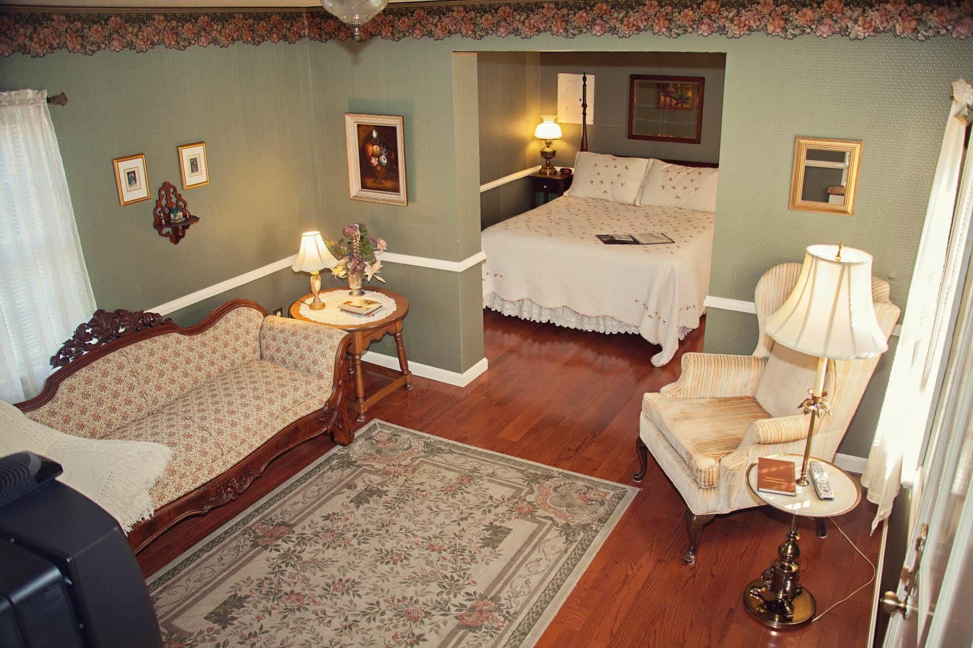 The Carriage Inn Bed And Breakfast Charles Town Ngoại thất bức ảnh