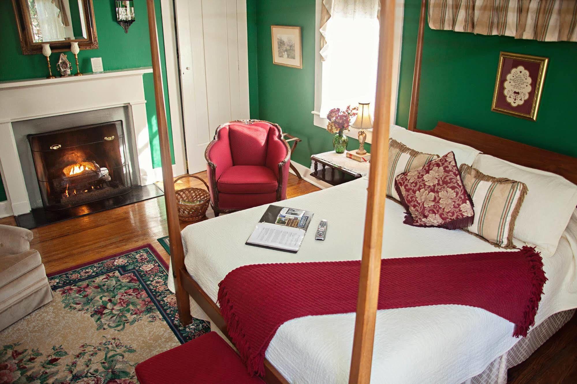 The Carriage Inn Bed And Breakfast Charles Town Ngoại thất bức ảnh