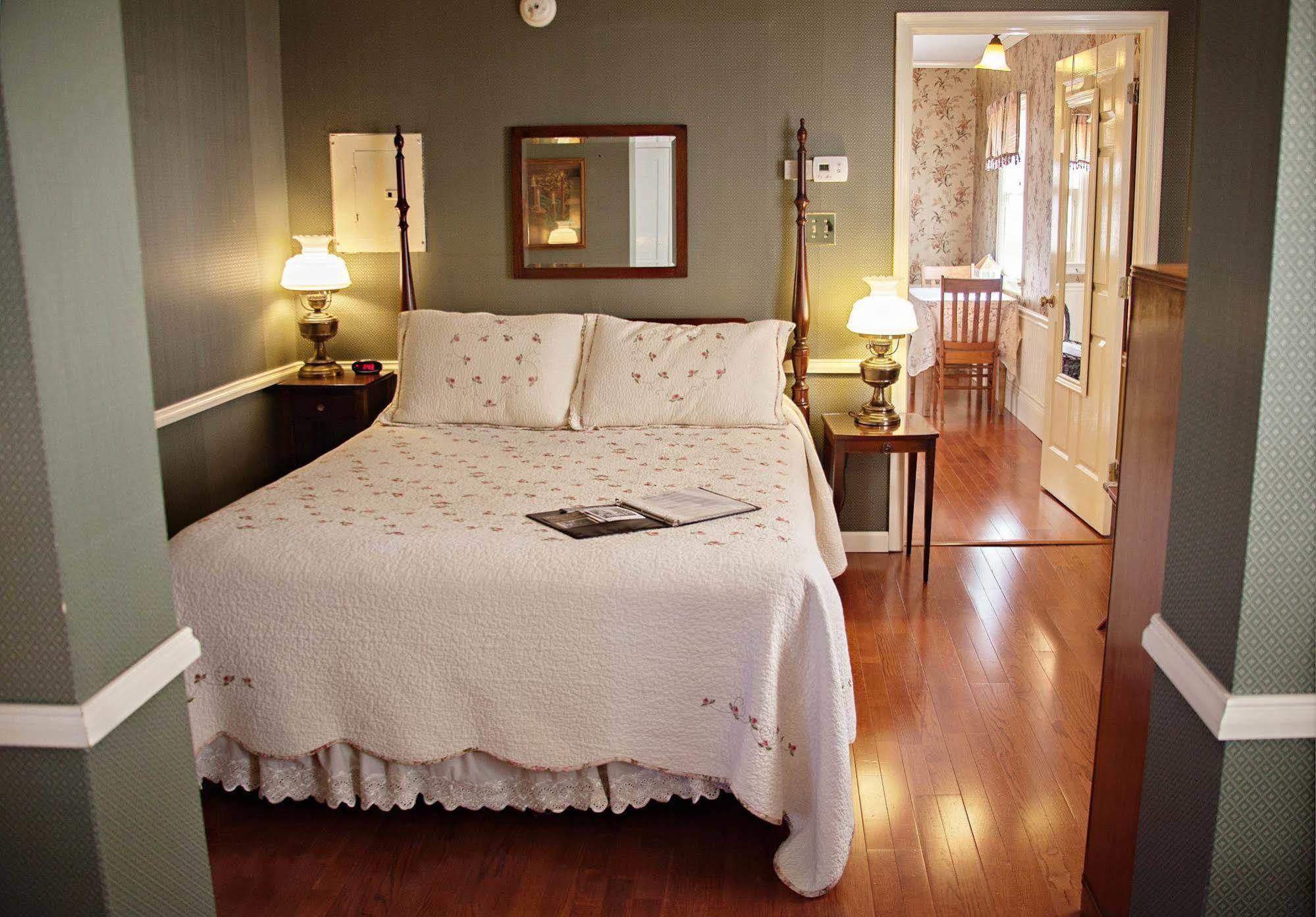 The Carriage Inn Bed And Breakfast Charles Town Ngoại thất bức ảnh